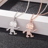 Collar de clavícula con dije de robot bailarín