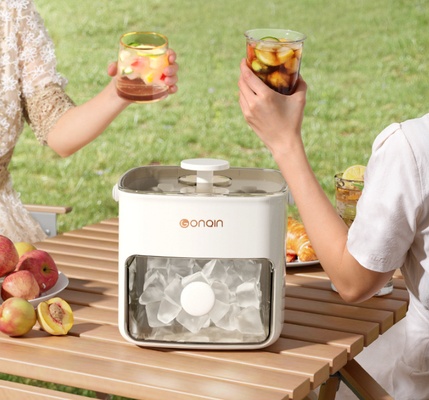 Fabricador de hielo de 48 cavidades, diseño de doble capa para verano, molde de hielo de grado alimenticio con tapa de fácil presión y caja de almacenamiento para el hogar.