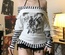 Top estampado para mujer con hombros descubiertos, estilo Millennial Y2K, a rayas y en colores contrastantes.