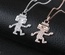 Collar de clavícula con dije de robot bailarín