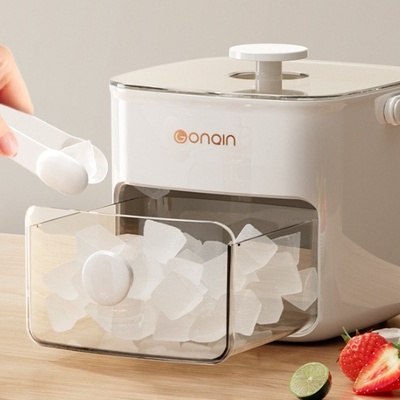 Fabricador de hielo de 48 cavidades, diseño de doble capa para verano, molde de hielo de grado alimenticio con tapa de fácil presión y caja de almacenamiento para el hogar.